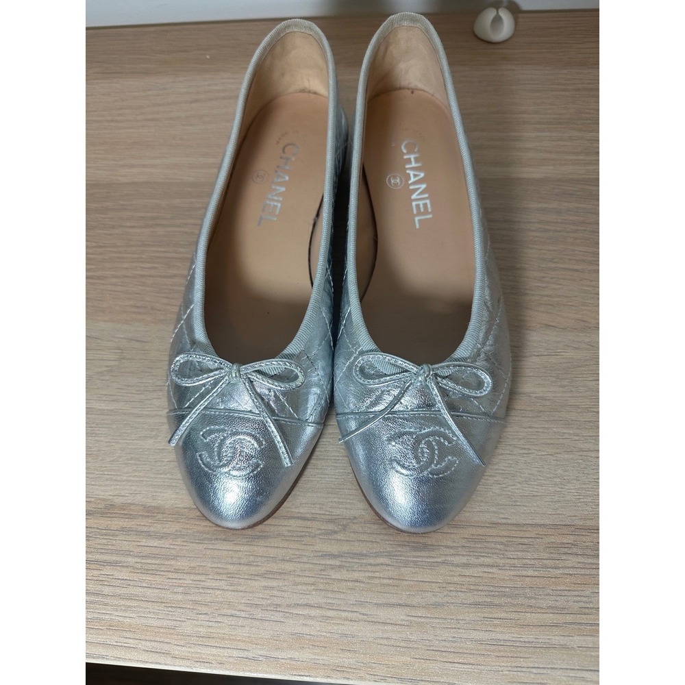 Chanel Metallic Silver Quilted Leather CC Logo Ballet Flats Size 37 Italy